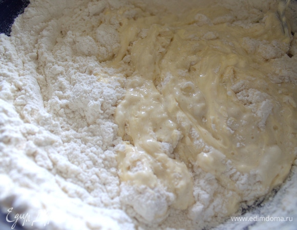 Замесить липкое тесто.