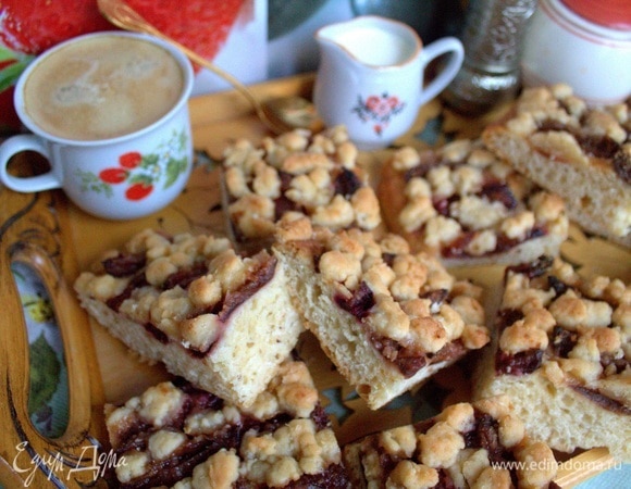 Нарезать на удобные кусочки к кофе, чаю.