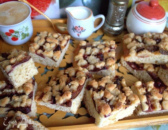 Пирога много, мы угостили и коллег, и соседку.