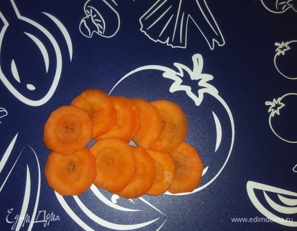 Морковь почистить и нарезать очень тонкими кружочками.