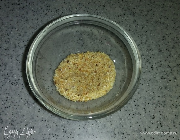 Смешать соль и сушеный чеснок.