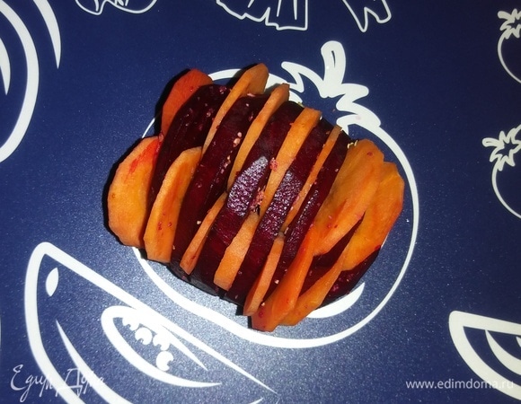 Свеклу почистить и нарезать кружочками, не доходя до конца. Смесью сушеного чеснока и соли посыпать каждый кружочек свеклы. Затем в промежутки положить кружочки моркови.