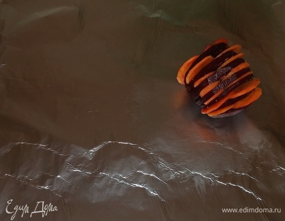 Взять пласт фольги, смазать часть растительным маслом. Положить на фольгу свеклу, фаршированную морковью.