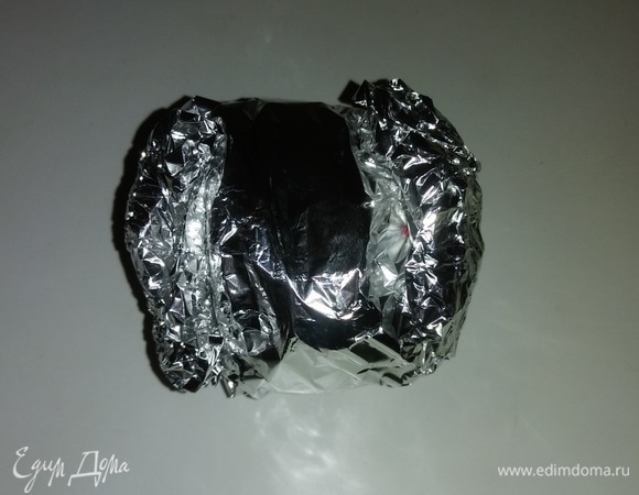 Затем плотно завернуть и положить на противень. Разогреть духовку до 185°C и поставить в нее противень на 55 минут (время приготовления зависит от вашей духовки). Готовность блюда можно проверить с помощью зубочистки (или металлического щупа для выпечки). Если протыкается легко, значит, готово.