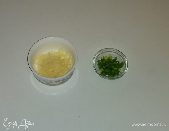 Пока свекла запекается в духовке, нужно подготовить сырно-луковую шапку. Для этого сыр натереть на мелкой терке, а зеленый лук мелко нарезать.