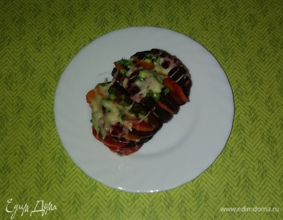 За 5 минут до окончания приготовления нужно развернуть фольгу и посыпать свеклу, фаршированную морковью, нарезанным зеленым луком и натертым сыром. Запекать еще 5 минут. Блюдо готово, и его можно подавать к столу. Приятного аппетита!