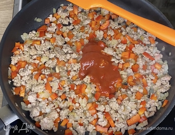 Сладкий перец нарезать мелкими кубиками и отправить к фаршу. Довести до мягкости перца, добавить томаты и воду. Перемешать, готовить, пока большая часть жидкости не выпарится.