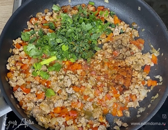 Выложить в сковороду мелко нарубленную зелень и специи. Перемешать и убрать с огня. Остудить до комнатной температуры.