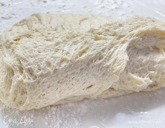 Яйца, сахар, дрожжи, молоко размешать в чаше, добавить сливочное масло, всыпать муку, замесить тесто, скатать в шар, накрыть полотенцем. Духовку нагреть до 100°C и выключить, убрать в нее тесто на 25 минут.