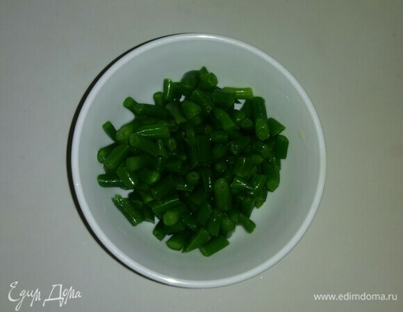 Я использовала замороженную стручковую фасоль. Перед началом приготовления ее нужно разморозить, а затем мелко нарезать.