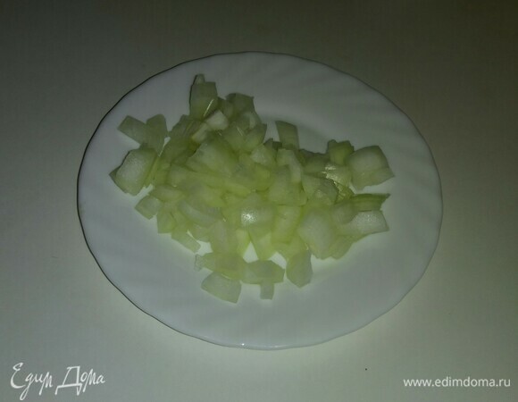 Репчатый лук — мелкими кубиками.