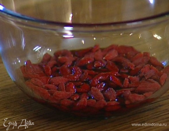 Ягоды годжи предварительно замочить в кипятке.