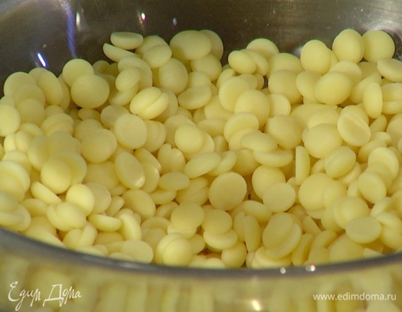 На водяной бане растопить масло какао, не нагревая его выше 45°C.