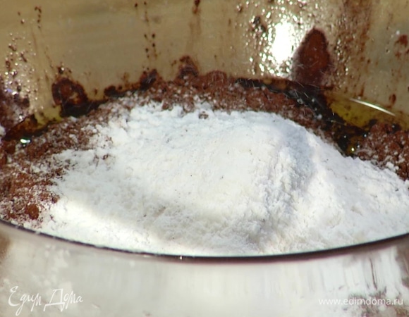 В растопленное масло добавить какао-порошок и сахарную пудру, вымешать все в гладкую, однородную массу.