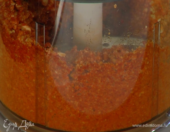 Фундук и ягоды годжи измельчить в блендере и скатать небольшие шарики.