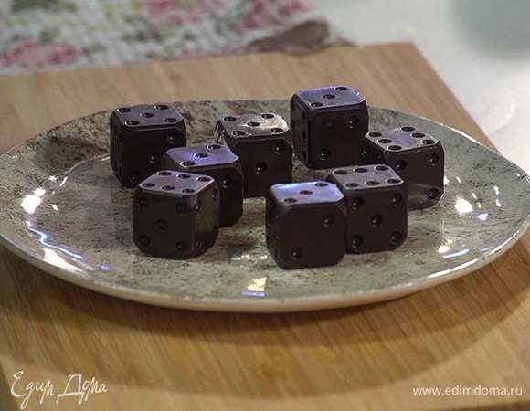 Отправить форму в морозильник или холодильник, чтобы конфеты застыли.