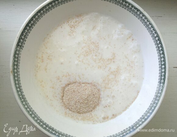 Манку с клетчаткой залить кефиром и дать постоять 30 минут для набухания крупы. Объем стакана — 300 мл.