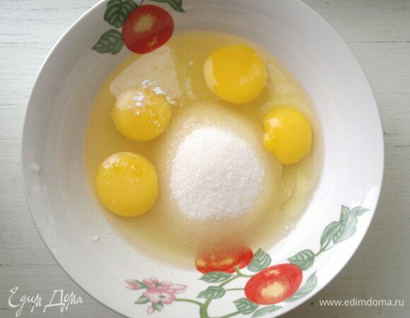 Яйца соединить с сахаром, солью и ванилином, взбить.