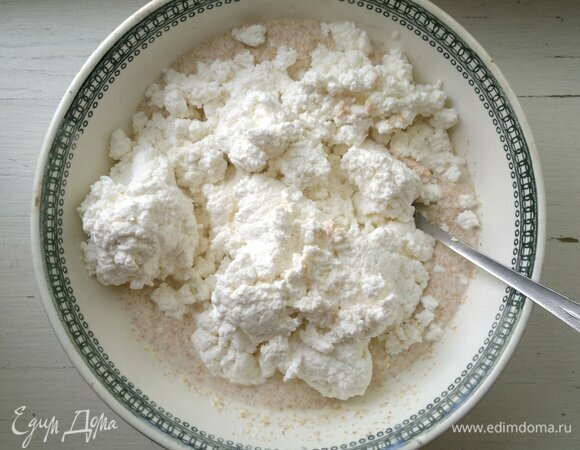 Творог протереть через сито. В набухшую манку добавить творог, перемешать до однородности.