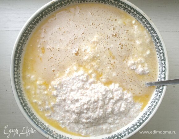 Творожную массу с манкой соединить с яично-сахарной массой. Всыпать разрыхлитель, перемешать.