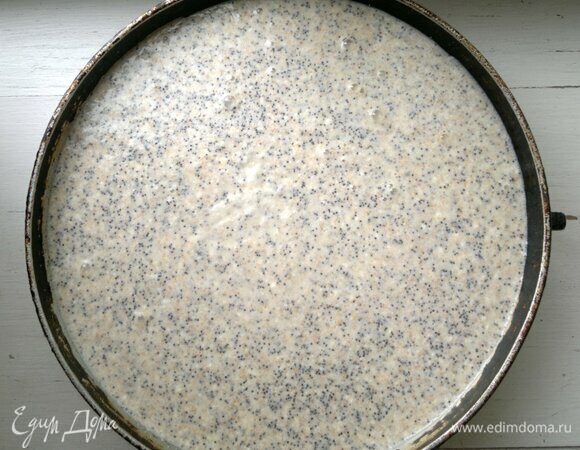 Дно разъемной формы для запекания (диаметр 26 см) застелить бумагой для выпечки. Смазать дно и бока формы растительным маслом. Поставить форму в духовку, разогретую до 180°C, на 35–40 мин. Готовую запеканку достать из духовки. Полностью остудить в форме.