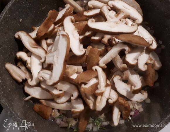 Нарежьте шиитаке на дольки, добавьте к луку вместе со специями и обжарьте на сильном огне в течение 5 минут.
