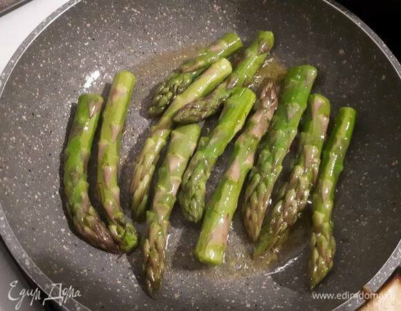 Отрежьте верхушки у спаржи (примерно 5 см) и обжарьте отдельно.