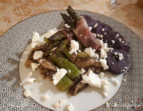 Для подачи очистите и нарежьте батат. Оберните верхушки спаржи прошутто. Выложите спаржу и шиитаке в центр, выложите батат, сверху положите верхушки спаржи, покрошите немного феты и сбрызните лимонным соком.