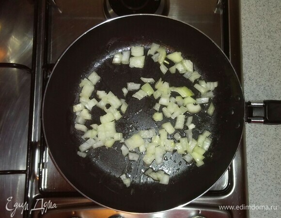 Сковороду смазать растительным маслом и на маленькой конфорке плиты пассеровать репчатый лук около 5 минут.