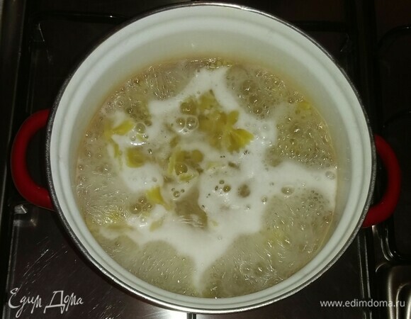 Отвариваются макароны в 500 мл кипящей подсоленной воды.