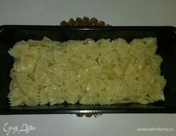 Форму для выпечки (размер моей — 25х11 см) смазываем растительным маслом и выкладываем в нее слой овощей, а на них — макароны. Заливаем все соусом. Разогреваем духовку до 180°C и ставим в нее форму с запеканкой на 25 минут (время приготовления зависит от вашей духовки).