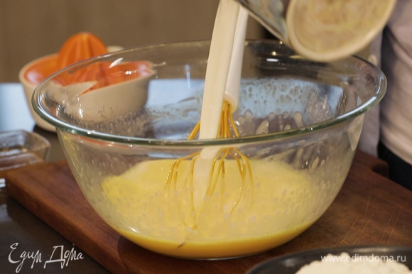 Яйца взбейте с сахаром до пышной пены. Влейте молоко, слегка перемешайте. Постепенно введите муку, какао и соль. Тщательно вымесите тесто и оставьте его настояться.