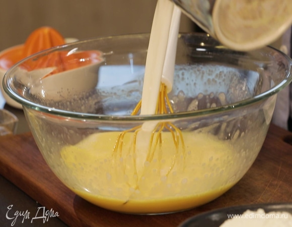 Яйца взбейте с сахаром до пышной пены. Влейте молоко, слегка перемешайте. Постепенно введите муку, какао и соль. Тщательно вымесите тесто и оставьте его настояться.