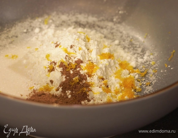 Приготовьте соус. Смешайте в миске сахар, крахмал и корицу. Фрукты вымойте и насухо вытрите. Выжмите сок из трех апельсинов. Натрите цедру одного апельсина (примерно 2 ч. л.). Добавьте в миску к сухим ингредиентам и перемешайте.