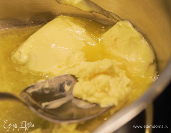 В сотейнике растопите сливочное масло для теста и соуса. Половину масла добавьте в тесто и перемешайте.
