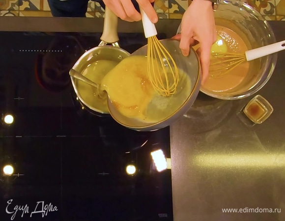 В сотейнике смешайте оставшееся растопленное сливочное масло с ингредиентами для соуса. Увеличьте температуру и варите до загустения, постоянно помешивая. Снимите с огня, оставьте охлаждаться.