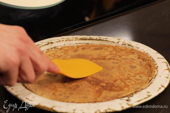 Сильно разогрейте сковороду для блинов. Растительное масло распределите по сковороде с помощью салфетки. Обжарьте блинчики с обеих сторон.