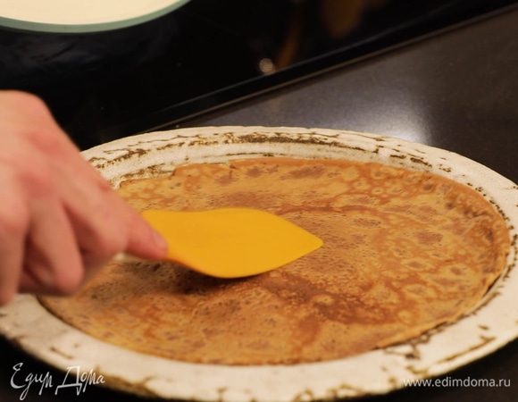 Сильно разогрейте сковороду для блинов. Растительное масло распределите по сковороде с помощью салфетки. Обжарьте блинчики с обеих сторон.