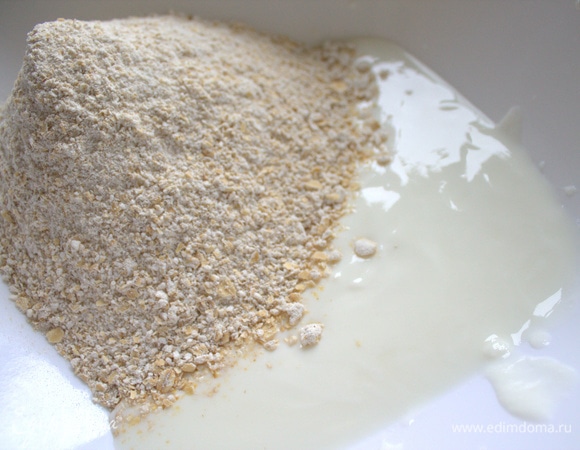 Высыпать в кефир муку или перемолотые хлопья.