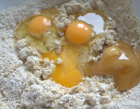 Добавить мед по вкусу и яйца.