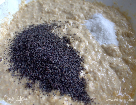 Всыпать мак и разрыхлитель.