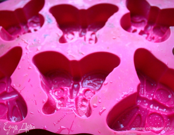 Формочку с мелкими деталями смазать маслом.