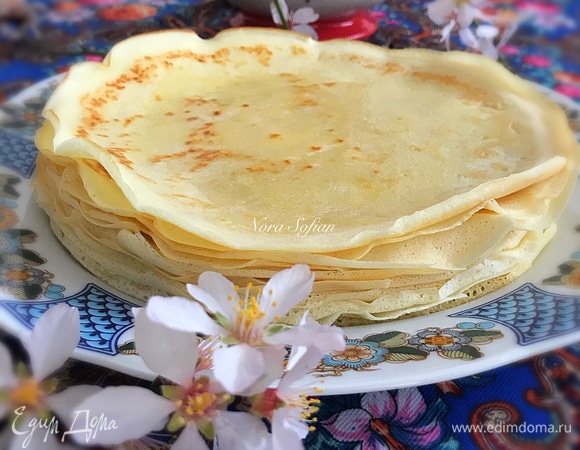 И начать выпекать блины. Прежде чем начать выпекать новый блин, каждый раз хорошо перемешивайте тесто.