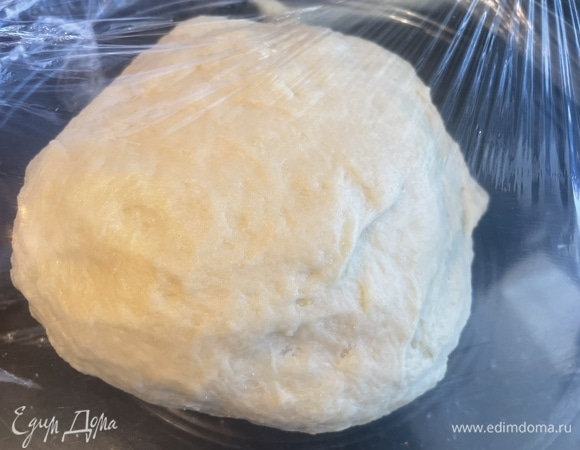 Для теста смешайте муку с дрожжами, солью и сахаром. Добавьте растопленное сливочное масло, теплые сливки, яйцо и растительное масло. Вымесите эластичное тесто (муки может понадобиться чуть больше), положите тесто в миску, накройте пищевой пленкой и поставьте в теплое место подниматься на час.