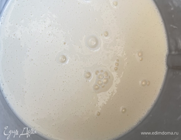 Для блинчиков взбейте яйца с сахаром и солью. Добавьте кефир, соду и муку, перемешайте до однородности. Оставьте тесто для блинов отдохнуть на 30 минут.