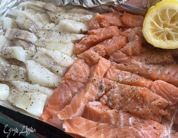 Филе красной и белой рыбы (у меня семга и треска) нарежьте небольшими ломтиками, выложите в форму для запекания, посолите, поперчите, приправьте травами и сбрызните соком лимона. Запекайте в духовке при 160°C 30 минут.