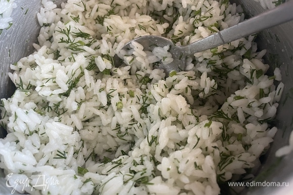 Сварите рис, добавьте сливочное масло и мелко нарезанный укроп.