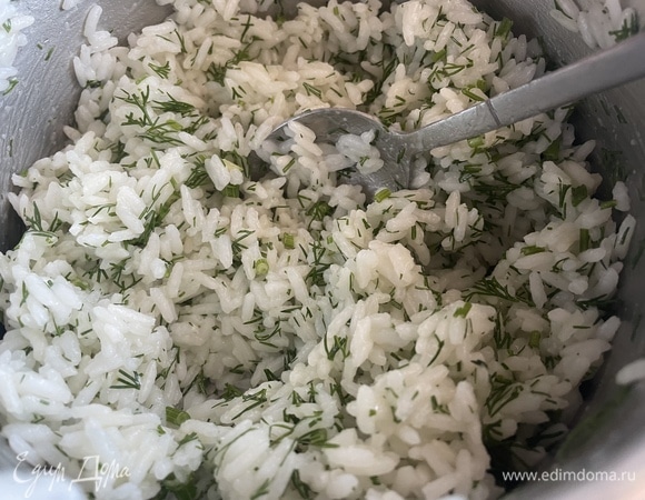 Сварите рис, добавьте сливочное масло и мелко нарезанный укроп.