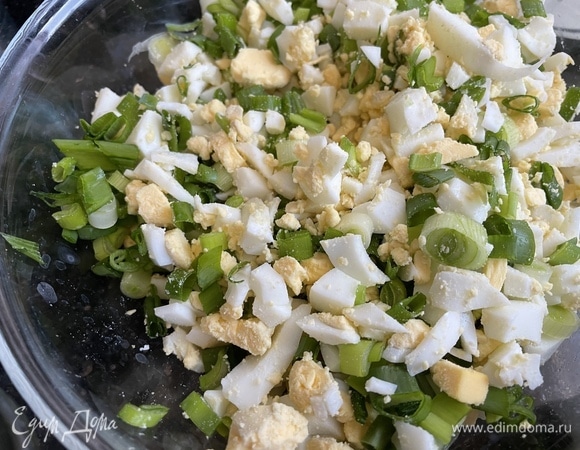Яйца сварите вкрутую. Мелко нарежьте зеленый лук и яйца. Перемешайте.