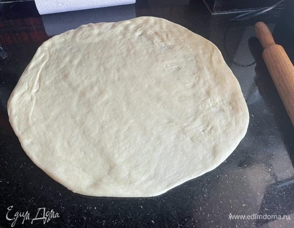 2/3 теста раскатайте на смазанном растительным маслом столе.